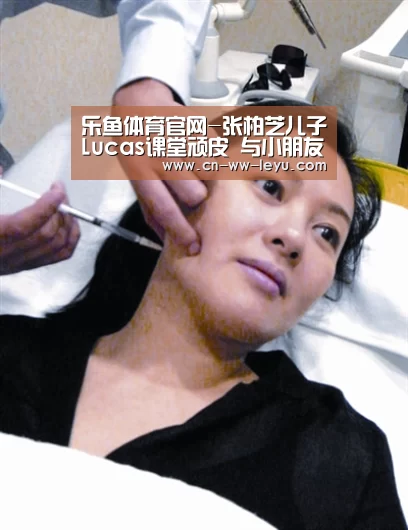 乐鱼体育官网-张柏芝儿子Lucas课堂顽皮 与小朋友打闹被拍(图4) leyu 体育
